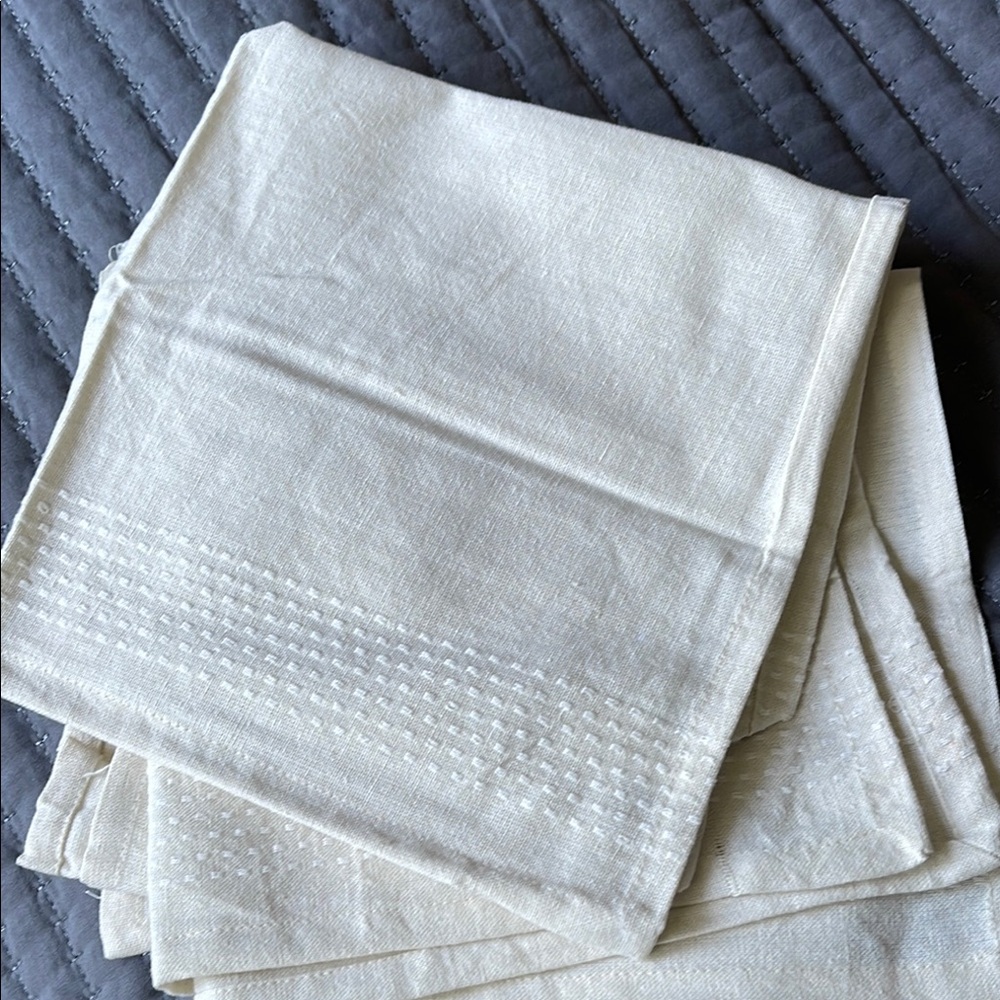 Set of 4 cotton napkins in off white
